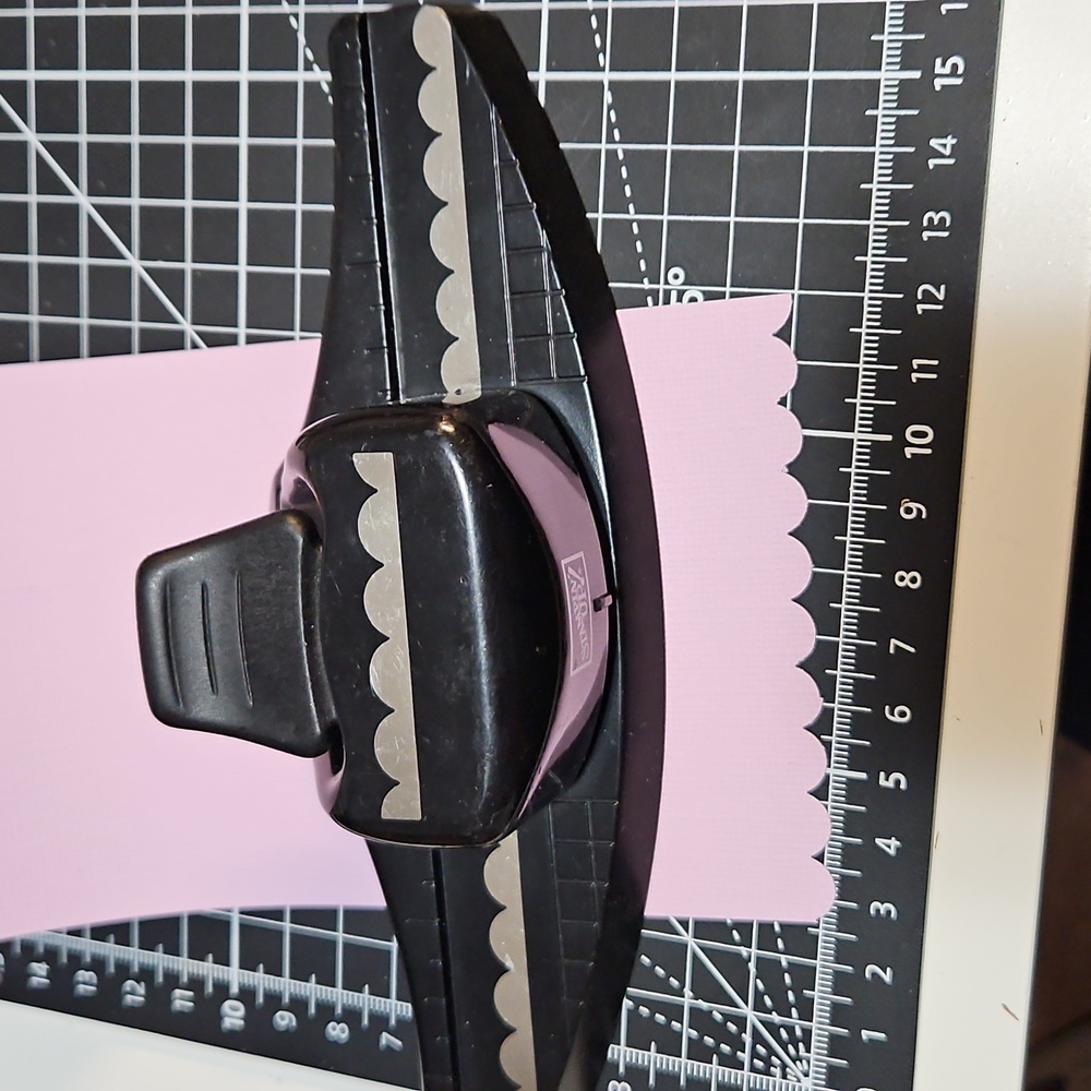 Scallop border paper punch